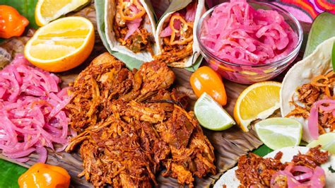  Cochinita Pibil: Ein schmelzendes Fest der Yucatecanischen Aromen und Gewürze, das den Gaumen betört!