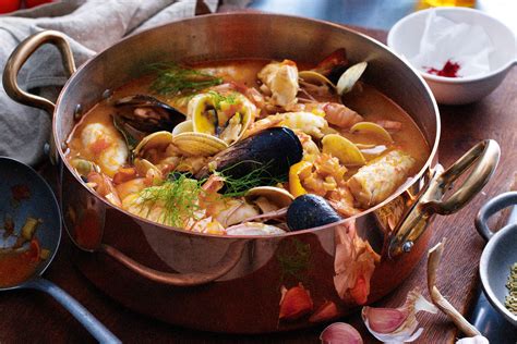  Bouillabaisse: Ein würziges Meeresfrüchtefeuerwerk mit dem Hauch von Provence!