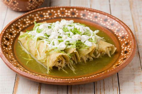  Enchiladas Verdes mit Poblano: Eine mexikanische Symphonie aus cremigen Soßen und knackigem Gemüse!