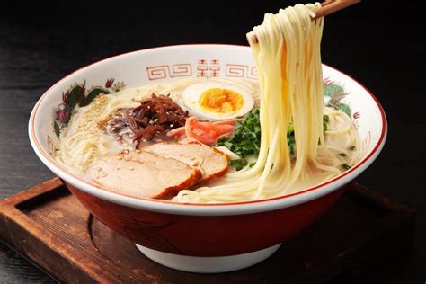  Hakata Ramen:  Ein cremiges Knochenbrühe-Meisterwerk mit köstlich geschmacksvollem Schweinefleisch!