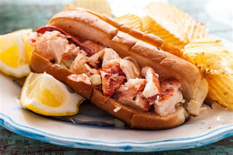  Lobster Roll - Ein Klassiker aus Neuengland, der mit seiner cremigen Füllung und dem knusprigen Brötchen zum Verlieben ist!