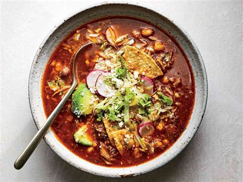  Pozole! Ein herzhaftes mexikanisches Eintopfgericht aus Guadalajara mit einer überraschenden Schärfe und cremiger Textur