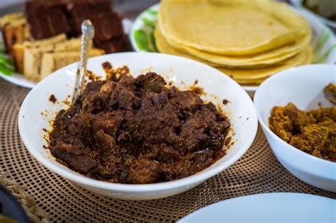  Rendang! Ein geschmackvolles Abenteuer mit Kokosmilch und scharfen Gewürzen