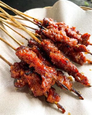  Sate Rembiga: Ein exotisches Geschmacksabenteuer zwischen süß-säuerlicher Marinade und rauchiger Würze!