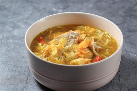  Soto Ayam: Eine cremige Hühnerbrühe mit einem Hauch von exotischer Schärfe!