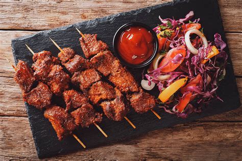  Suya! Die knusprig gegrillte Delikatesse aus Nigeria's pulsierender Metropole.